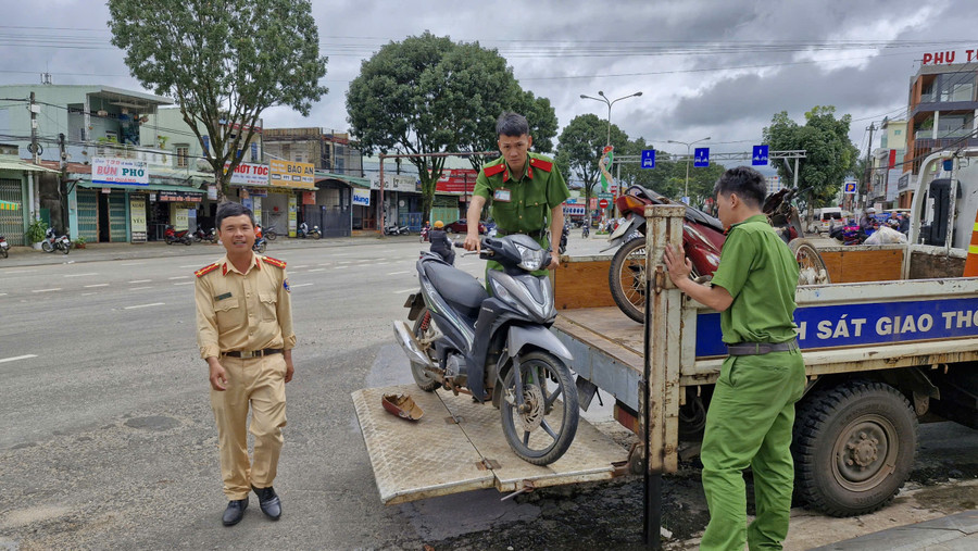 Lực lượng chức năng tạm giữ phương tiện để điều tra nguyên nhân vụ tai nạn. Ảnh: Vĩnh Hoàng